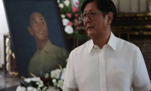 黄岩岛传来捷报，三国军舰涌入南海，中方挑明后果，马科斯发现不妙，菲律宾求锤得锤