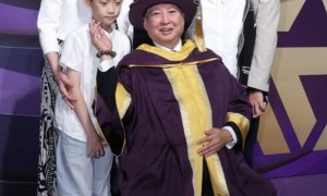 75岁洪金宝和家人到云南旅游，老婆高丽虹打扮贵气，皮肤白到发光