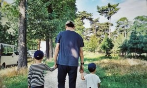 靳东老婆庆祝48岁生日，晒素颜近照超自信，白发皱纹明显美的真实