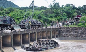 台当局刚放大话，福建舰就现身台湾海峡，台军慌得照片都拍不清