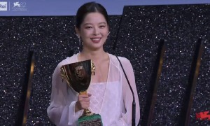 惊呆！辛芷蕾获奖瞬间，张颂文表情亮了？