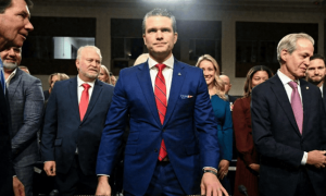 白宫签字下令，中国强硬要求特朗普收回成命，对美国的口气极为严厉