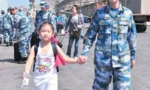 我国海外撤侨，军舰警示牌上20个字，让武装分子从头到尾不敢靠近