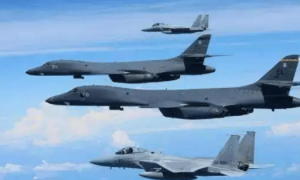 美军B-52压境，马杜罗发出求救信号，中方要不要帮？委派人探口风，外交部3句话斩钉截铁