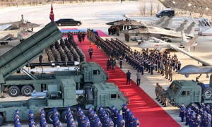 12岁朝鲜第一千金出席纪念活动！穿收腰皮风衣太帅，个子赶上老爸