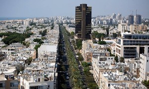 轮到以色列被打了！最大城市被炸，胡塞导弹虽迟但到，数百万人逃入避难所