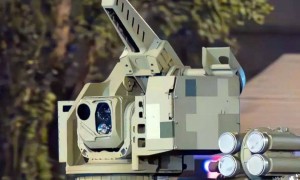 中国100式坦克震憾亮相:装甲上挂满刺,无人机都不敢碰!