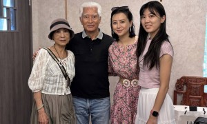 57岁翁虹和香港朋友庆祝生日，穿花裙子好贵气，皮肤白皙不显老态