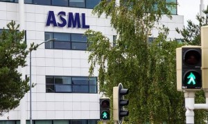 原创 
            “稀土核弹”炸响后，对华断供光刻机的阿斯麦，这次天都塌了