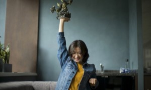 国内女演员万茜收到《魔兽世界》15周年生日礼物!