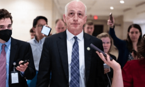 九三阅兵后,西方大排长龙,美国抢占先机,准备先派代表来北京,给特朗普访华打头阵?