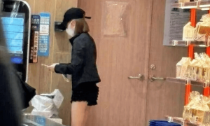 赵露思自立门户后首次现身!与闺蜜逛街买果汁,穿搭简单却惊艳