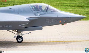 震撼!官方宣布,歼35隐身舰载机,可以在辽宁舰起降,两艘滑跃航母战力会大增!