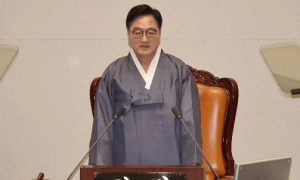 李在明松了一口气,朝鲜领导人给了他最大面子,与韩国人罕见握手,美朝韩或将有机会聚首?