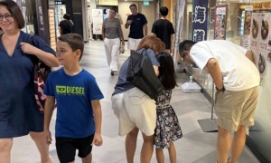 孙燕姿和家人一起逛商场,7岁女儿穿着碎花裙,13岁儿子身材高挑