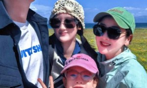 经超夫妇现身机场,小李琳瘦好多看着更年轻,再没人说俩人像母子