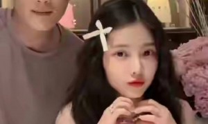 王灿女儿生病住院,杜淳陪床主打松弛,姿势妖娆占女儿大半病床