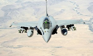 美国F16紧急起飞过程曝光:机身满载武器,开加力弹射升空,真猛