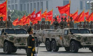 阅兵结束不到24小时,特朗普当着30国的面,对中国发出威胁