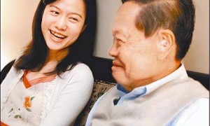 杨振宁刚去世,翁帆终于发声,字字催泪,清华大学吊唁堂细节感人