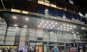 与辉同行独立运行第一晚,20万人涌进直播间纷纷留言“恭喜董宇辉”